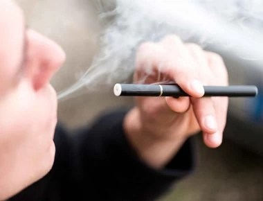 Ηλεκτρονικό τσιγάρο: Αυτές είναι οι πιο επικίνδυνες γεύσεις που χρησιμοποιούνται